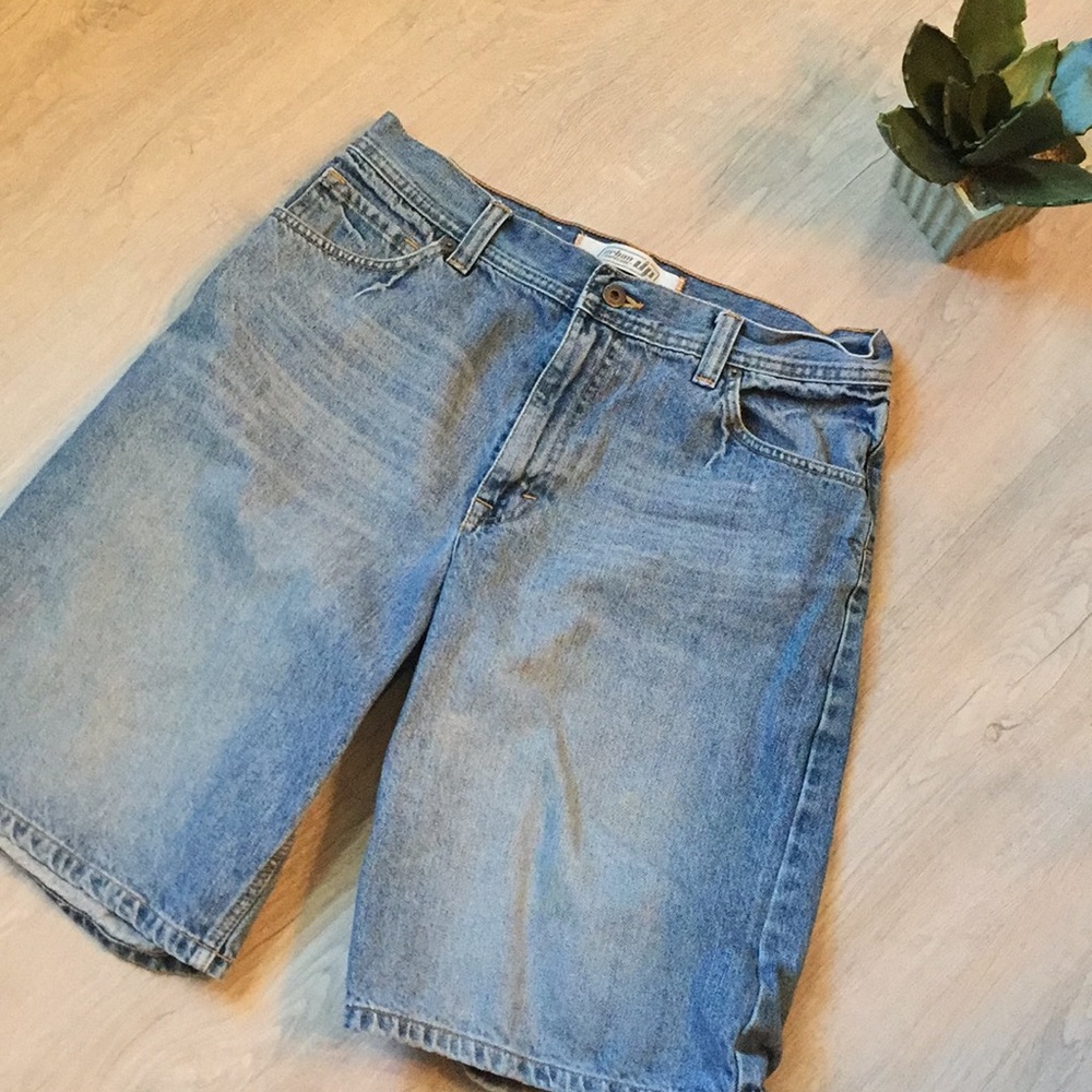 Men’s shorts size 32